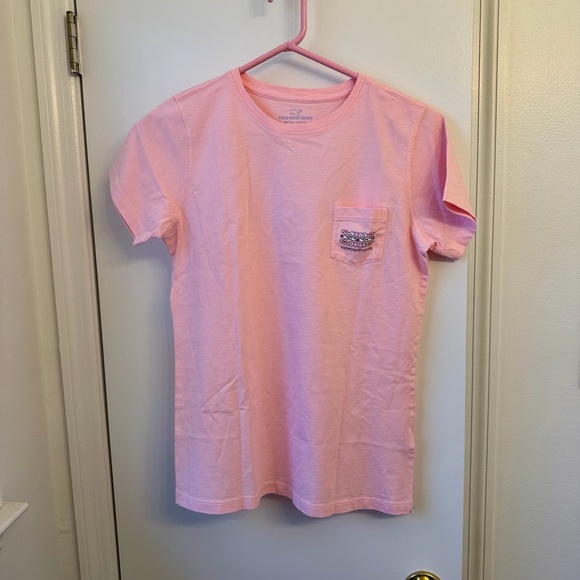 Vineyard Vines Flamingo Taylor&Travis IN OUR WEDDING ERA SS Pocket Tee 💞 - Picture 4 of 9
